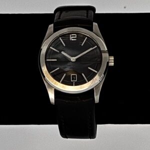 Gucci 5700L Black and Silver Women's Watch w/ original Leather Band New Battery